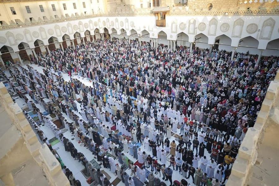 الآلاف يودون صلاة عيد الفطر المبارك بجامع الأزهر الشريف