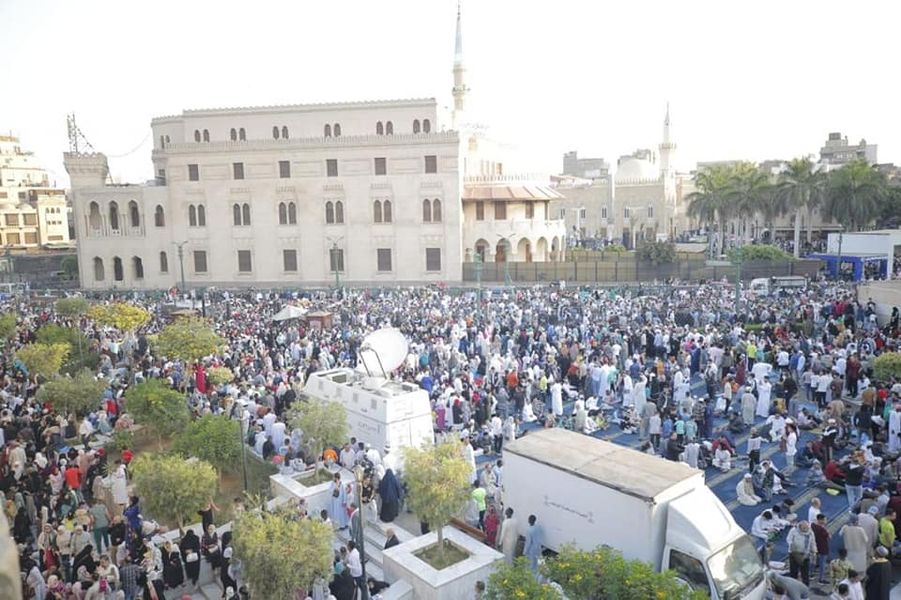 الآلاف يودون صلاة عيد الفطر المبارك بجامع الأزهر الشريف