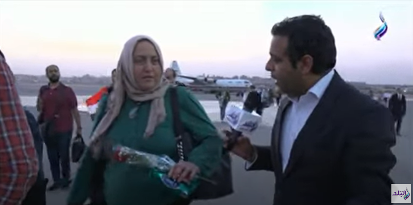 سيدة عائدة من السودان: إجراءات إجلائنا ميسرة.. وتحيا مصر.. فيديو