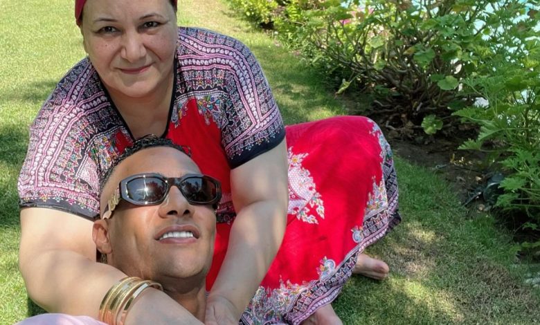 الفنان محمد رمضان ووالدته