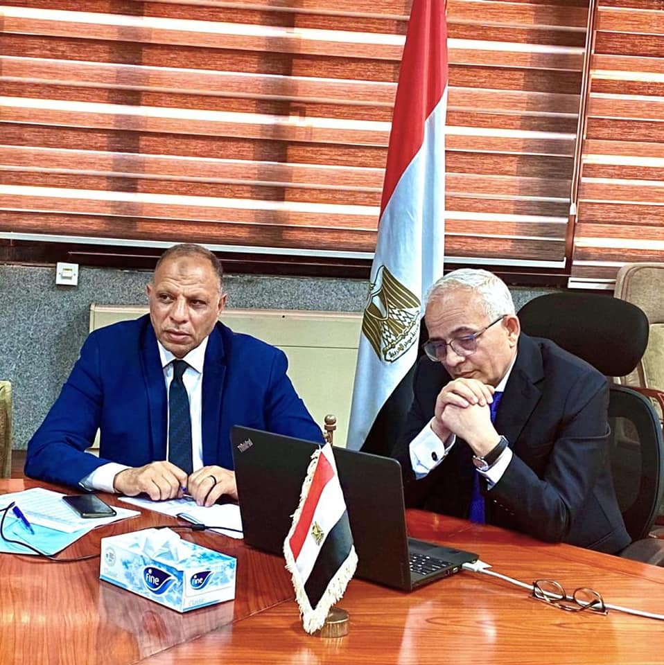 وزير التعليم خلال الاجتماع