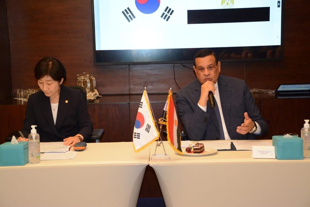 وزير التنمية المحلية خلال لقائه وزيرة البيئة الكورية