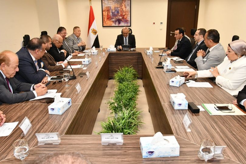 وزير الإسكان خلال الاجتماع