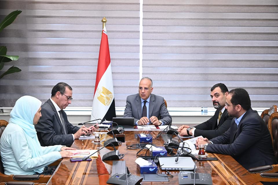 وزير الري في جانب من الاجتماع