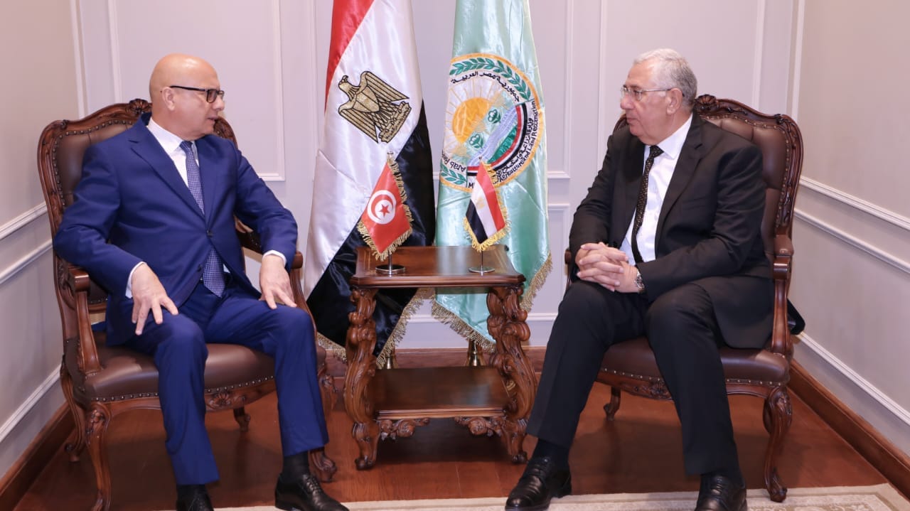 وزير الزراعة خلال لقائه نظيره التونسي