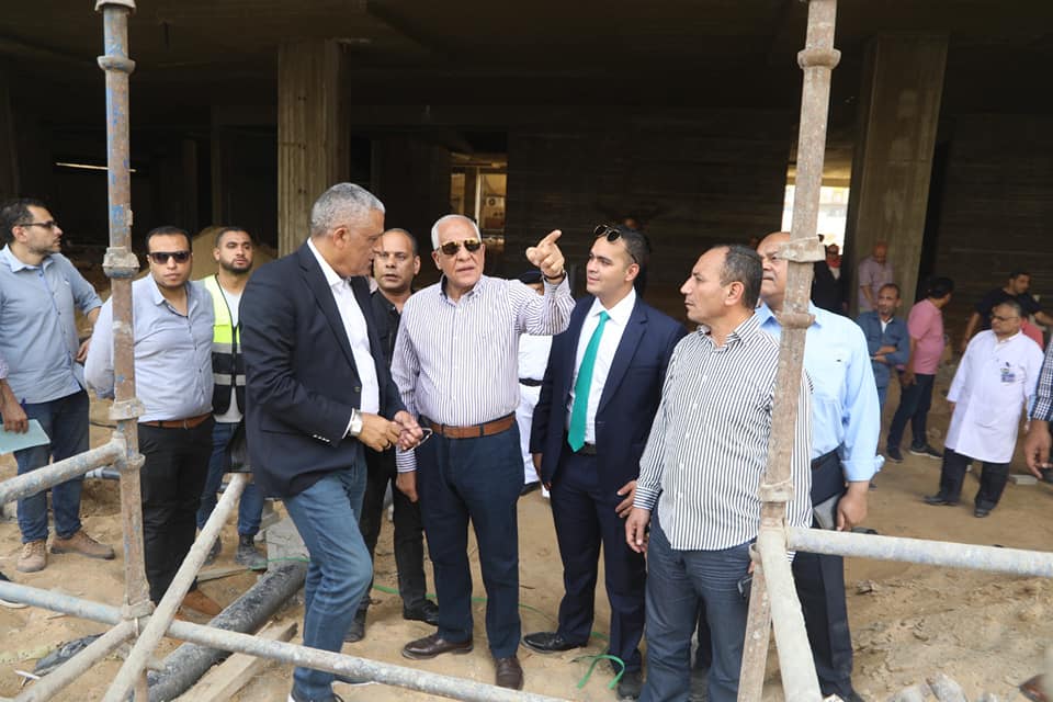 محافظ الجيزة خلال تفقده نسب العمل بمشروع التطوير الشامل بمستشفى بولاق الدكرور العام