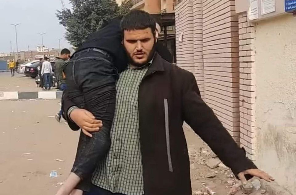 حقيقة صورة كفيف يحمل صديقه 