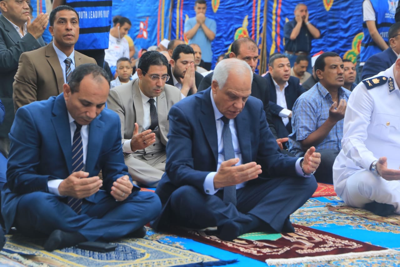 محافظ الجيزة يؤدي صلاة عيد الأضحى بمسجد مصطفى محمود