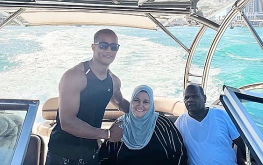 محمد رمضان مع والديه