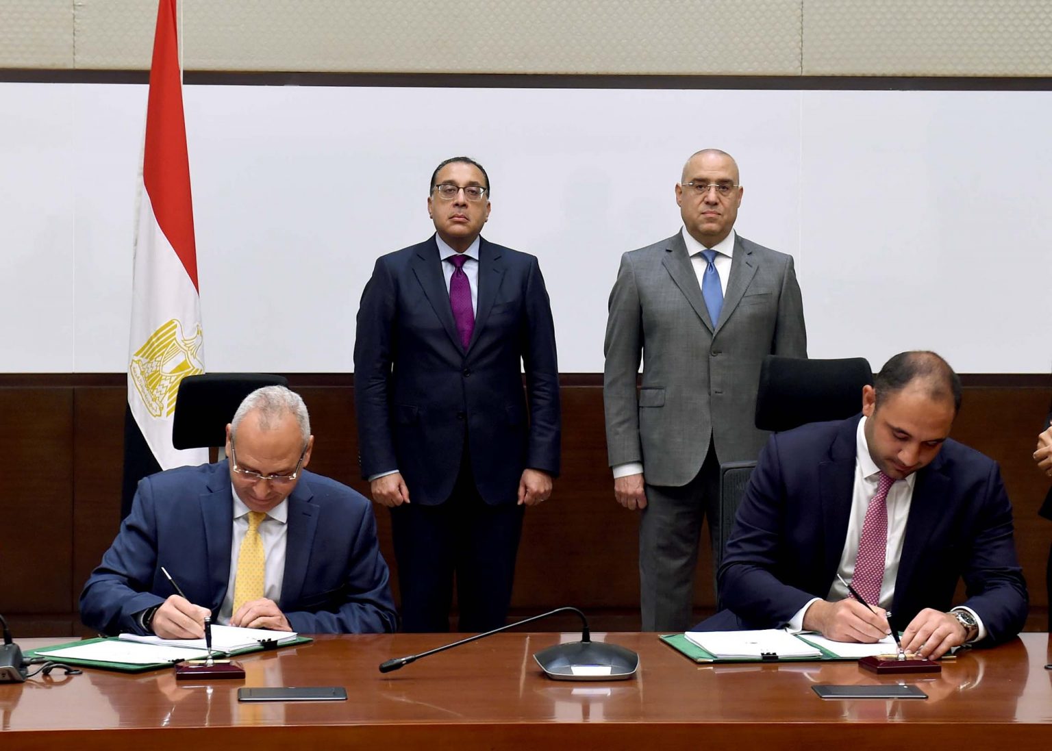 رئيس الوزراء يشهد توقيع عقدي شراكة لتشغيل فندقين جديدين