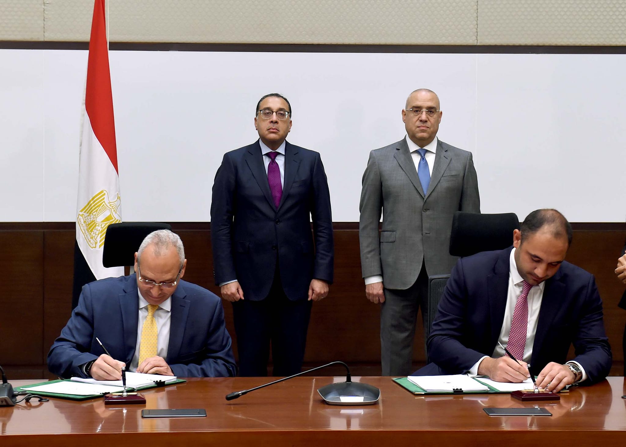 رئيس الوزراء يشهد توقيع عقدي شراكة لتشغيل فندقين جديدين