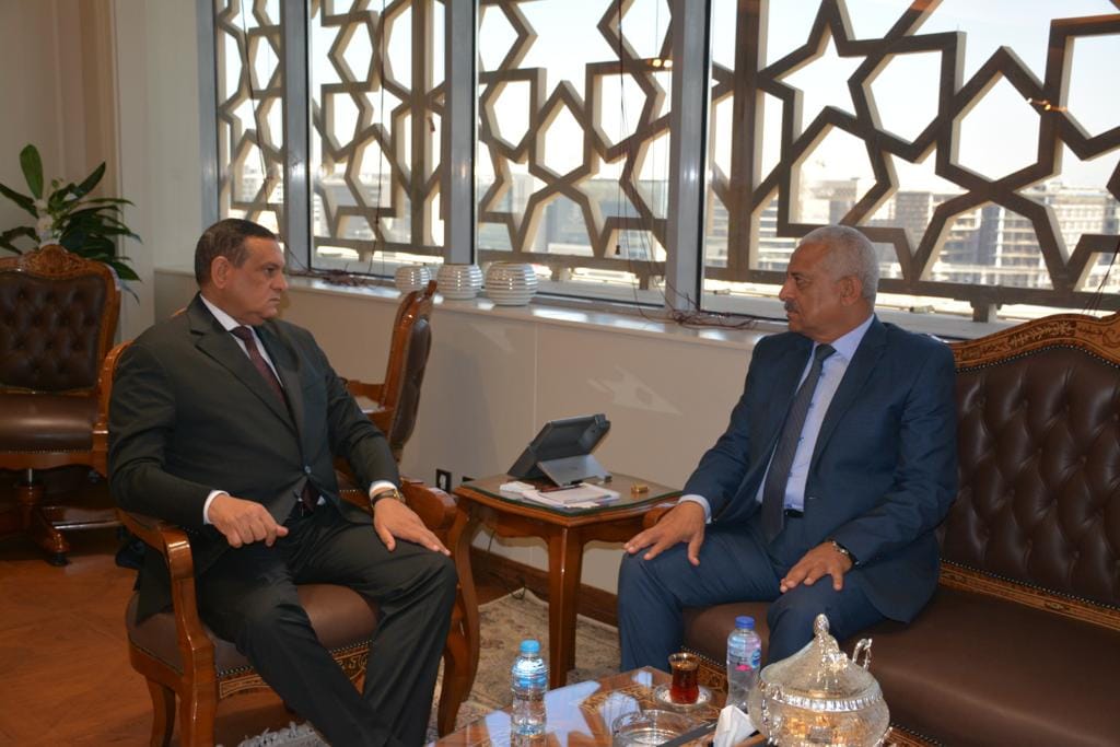 وزير التنمية المحلية خلال لقائه محافظ السويس