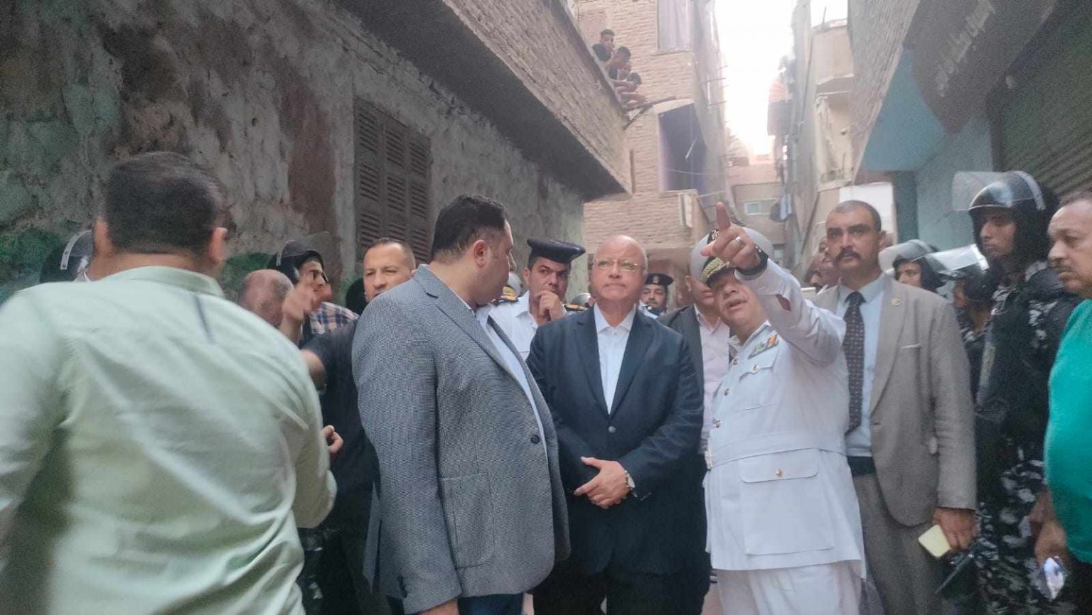 محافظ القاهرة يتفقد موقع انهيار عقار حدائق القبة