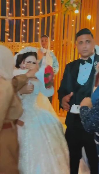 عروس تنهار باكية بعدما أهدتها إحدى قريباتها صورة والدها المتوفي خلال زفافها.. صور