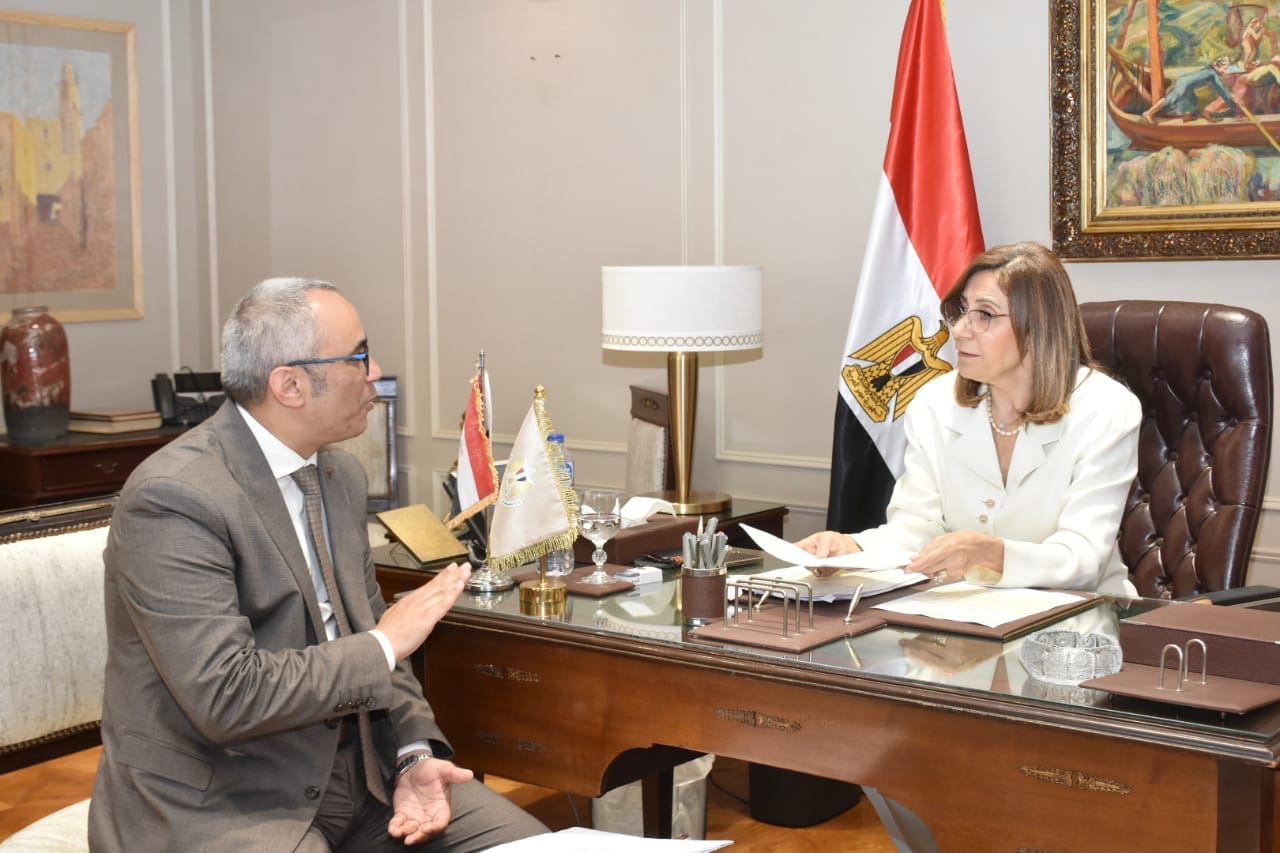 وزيرة الثقافة خلال اللقاء
