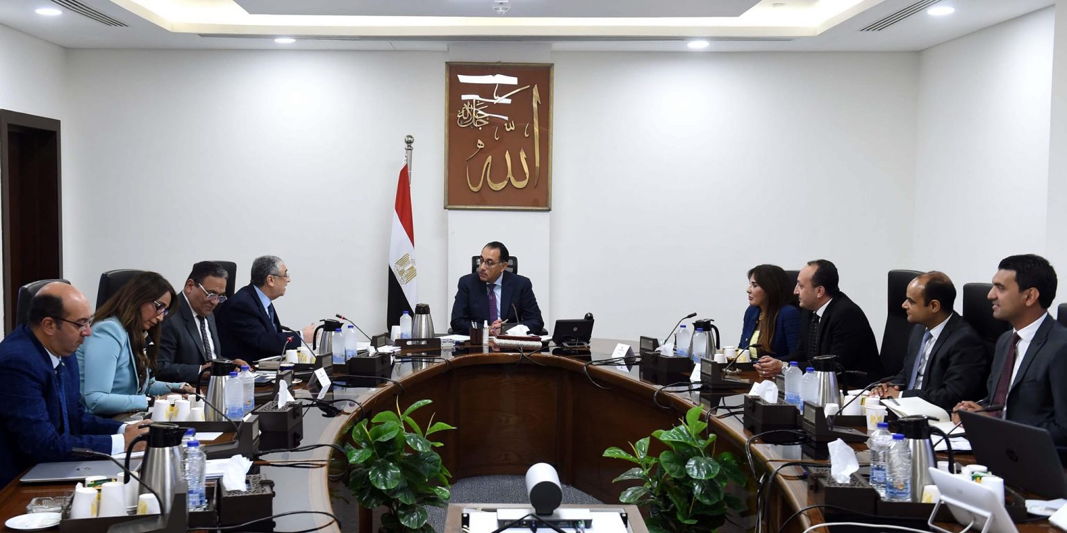 رئيس الوزراء خلال لقائه وزير الكهرباء