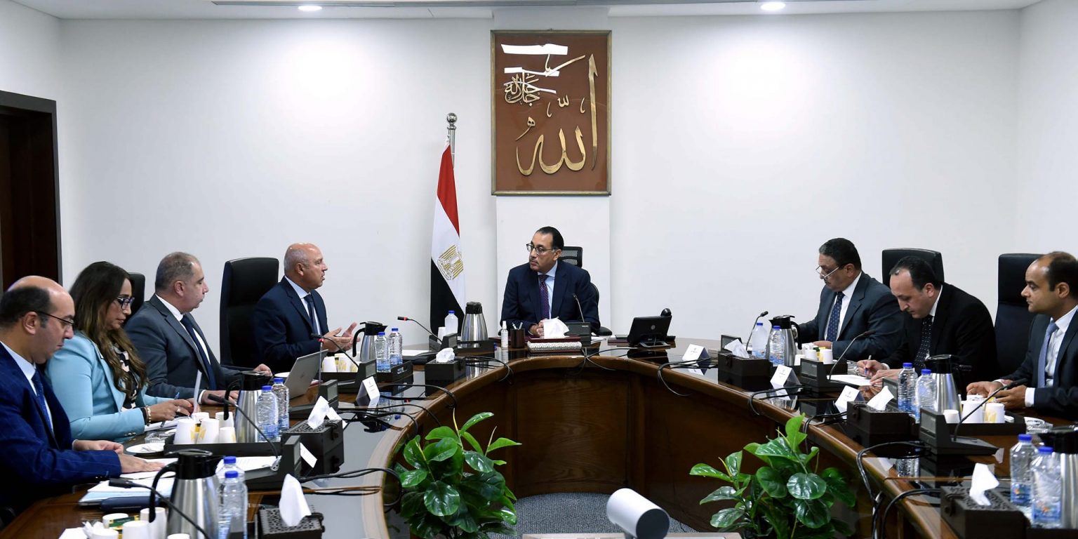 رئيس الوزراء خلال لقائه وزير النقل