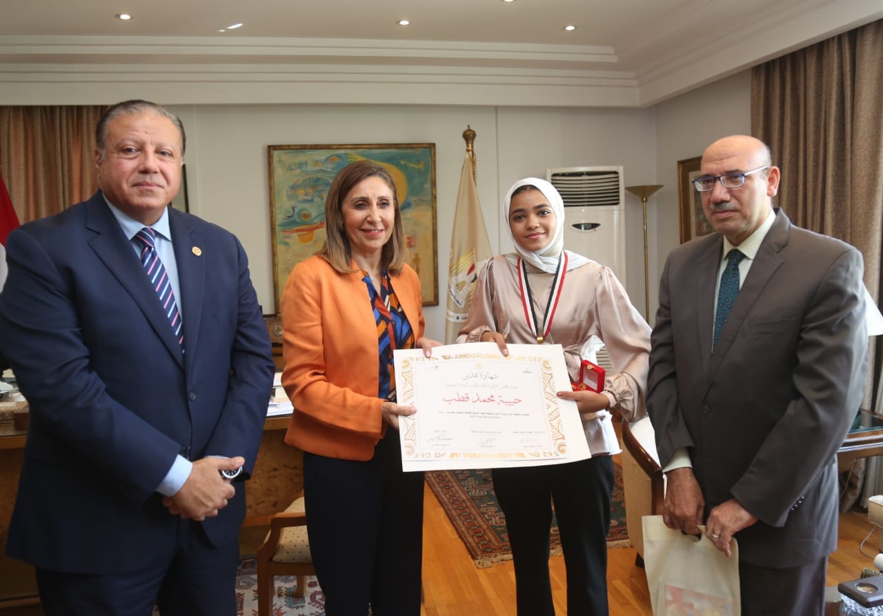 وزيرة الثقافة خلال تكريم الطفلة حبيبة