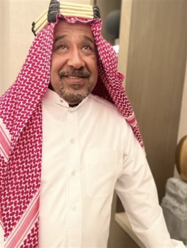 الشاب خالد بالزي السعودي