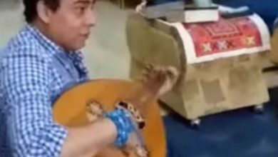 شخص يغني القرآن الكريم على العود