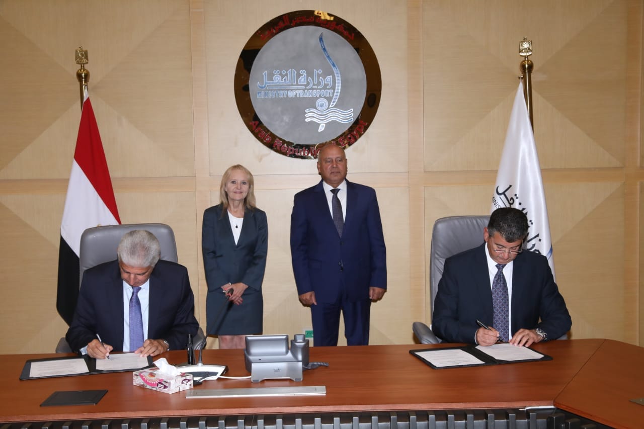 وزير النقل يشهد توقيع عقد تنفيذ أعمال البنية الأساسية والأنظمة لمترو الإسكندرية