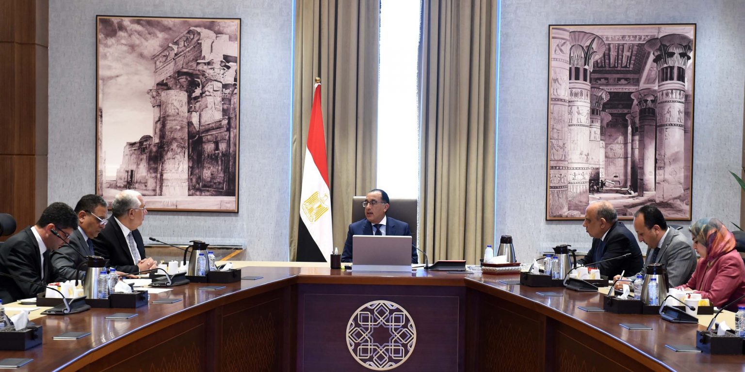 رئيس الوزراء خلال الاجتماع