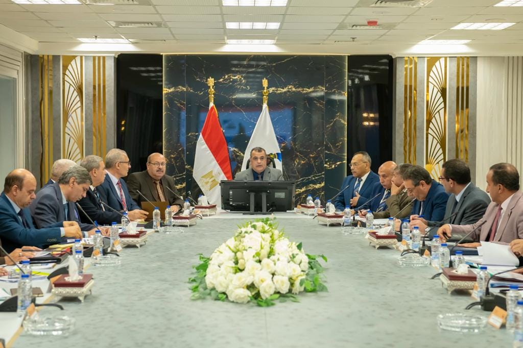 وزير الإنتاج الحربي خلال الاجتماع