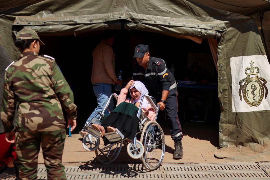 لقطات إنسانية من فرق الإغاثة لرفع معنويات ذوي ضحايا زلزال المغرب المدمر