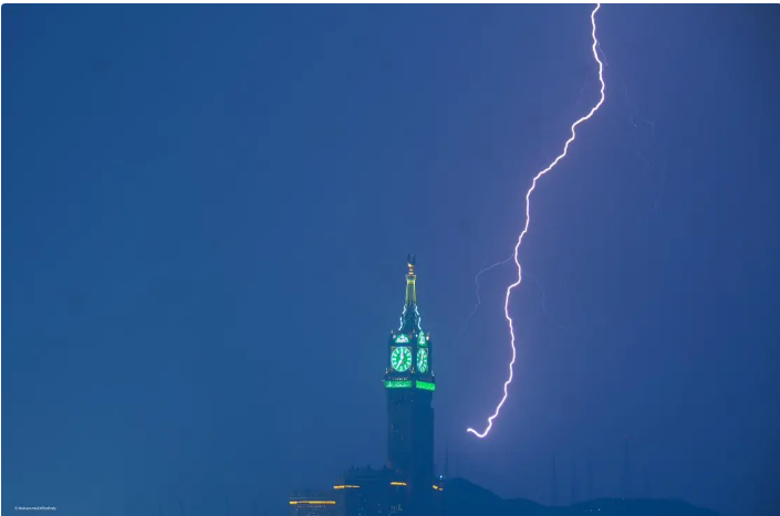 البرق يعانق برج الساعة في مكة المكرمة