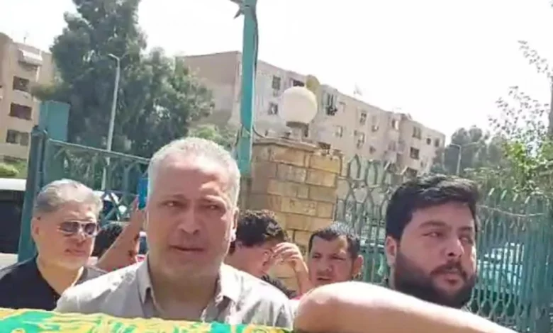 تامر أمين يرافق جتمان والدته لأداء صلاة الجنازة
