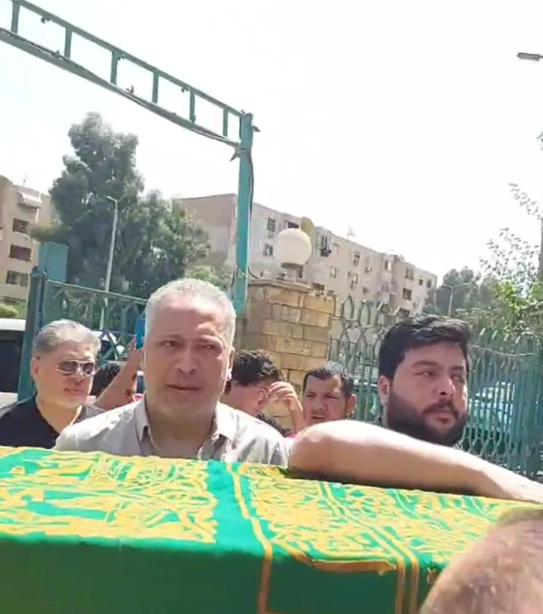 تامر أمين يرافق جتمان والدته لأداء صلاة الجنازة