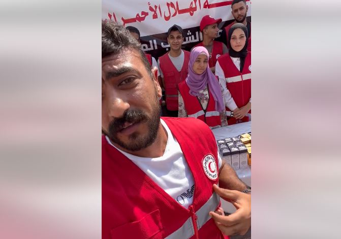 أحمد العوضي يتطوع في الهلال الأحمر