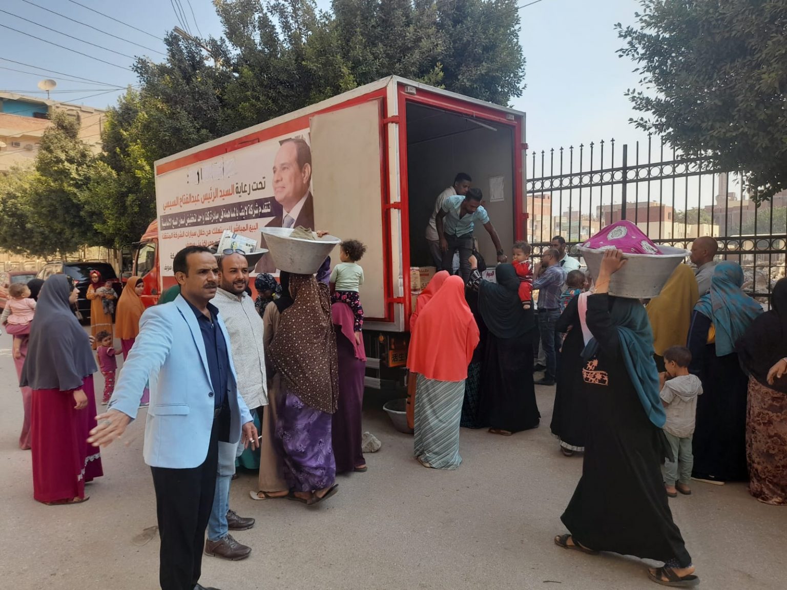 إقبال المواطنين على منافذ البيع المتنقلة