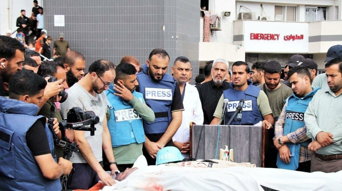 الصحفيون الفلسطينيون يشعيون جثمان زميلهم في غزة