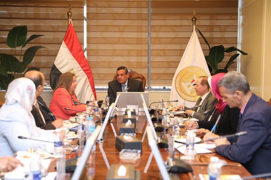 وزير التنمية المحلية خلال لقائه مي عبدالحميد، الرئيس التنفيذي لصندوق الإسكان الاجتماعي ودعم التمويل العقاري