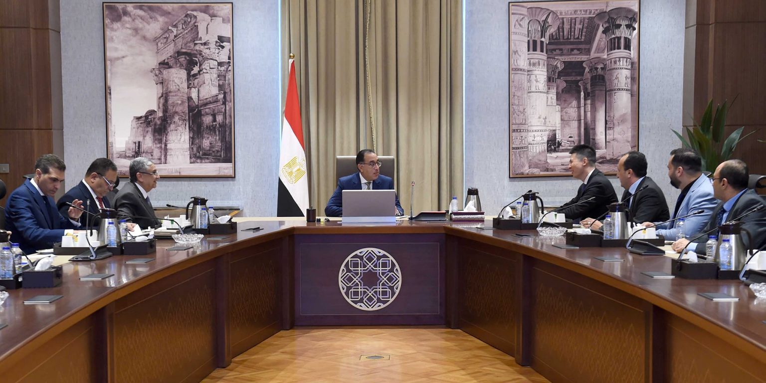 رئيس الوزراء خلال الاجتماع