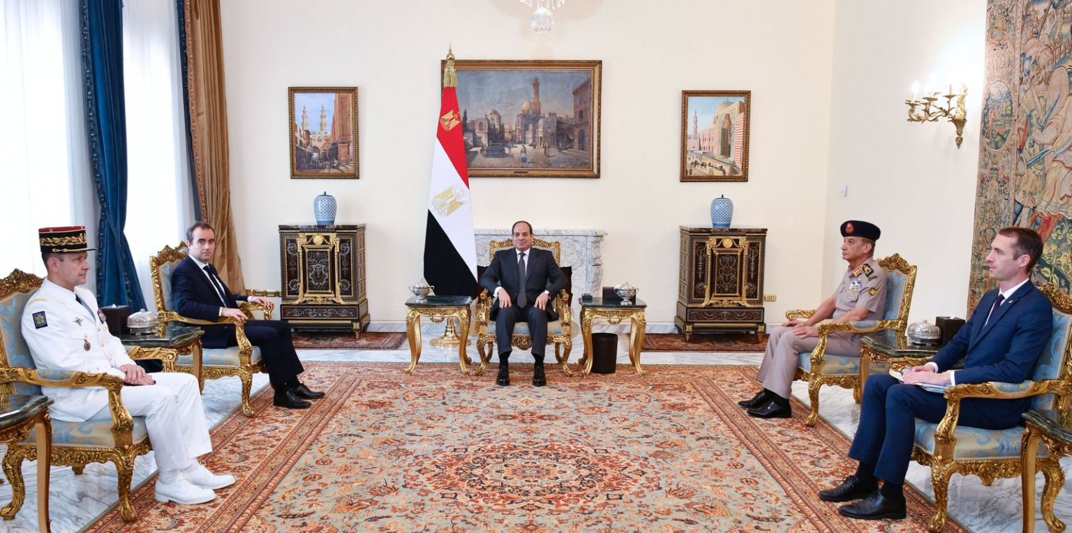 الرئيس السيسي خلال لقائه وزير القوات المسلحة الفرنسي