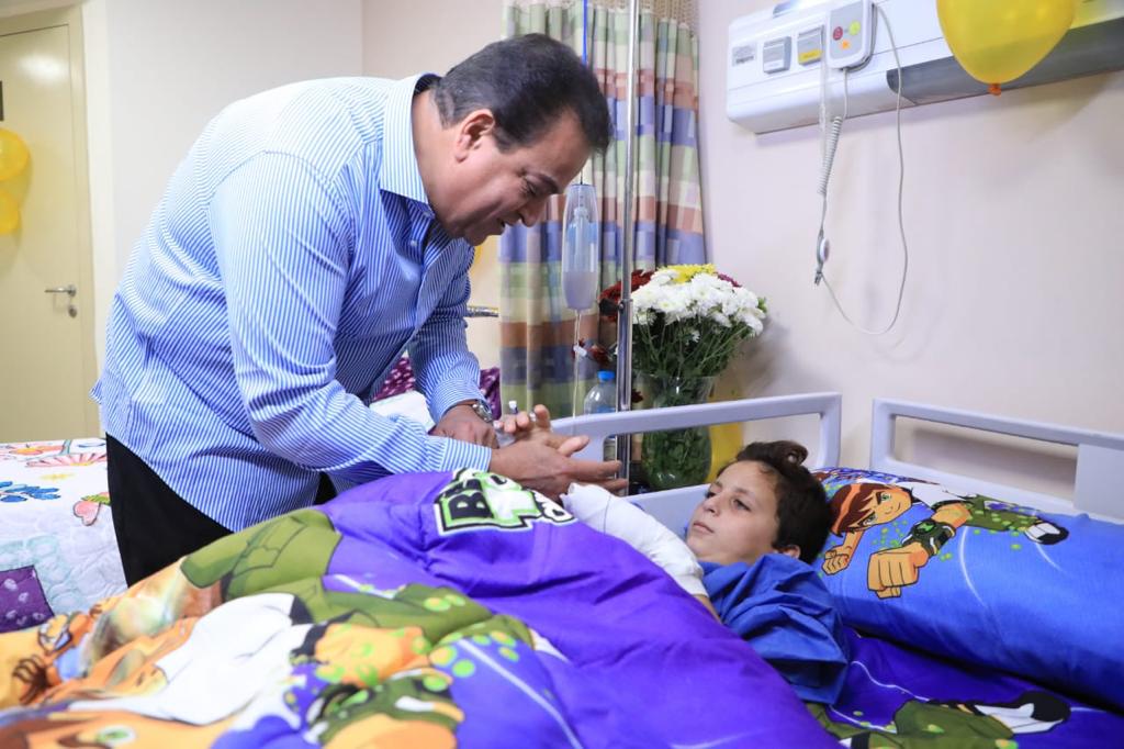 وزير الصحة يطمئن على الطفل الفلسطيني عبدالله الكحيل