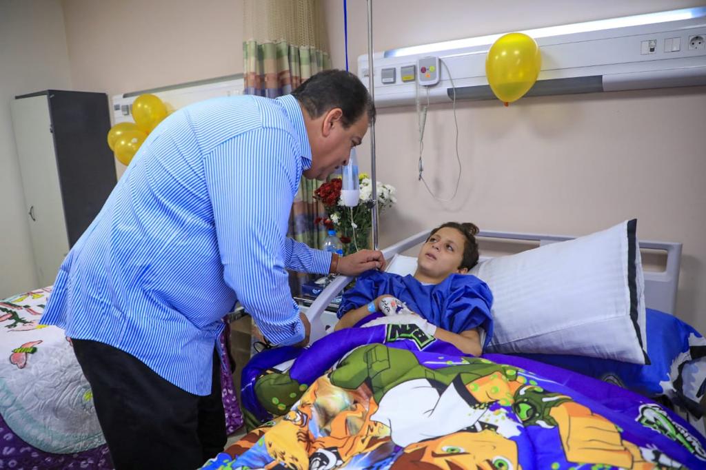وزير الصحة يطمئن على الطفل الفلسطيني عبدالله الكحيل