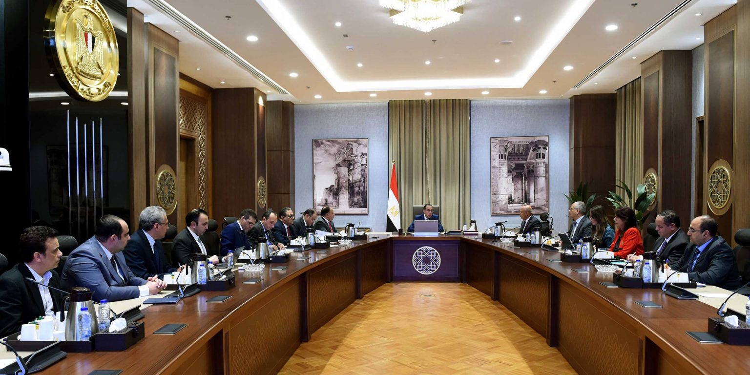 رئيس الوزراء خلال الاجتماع