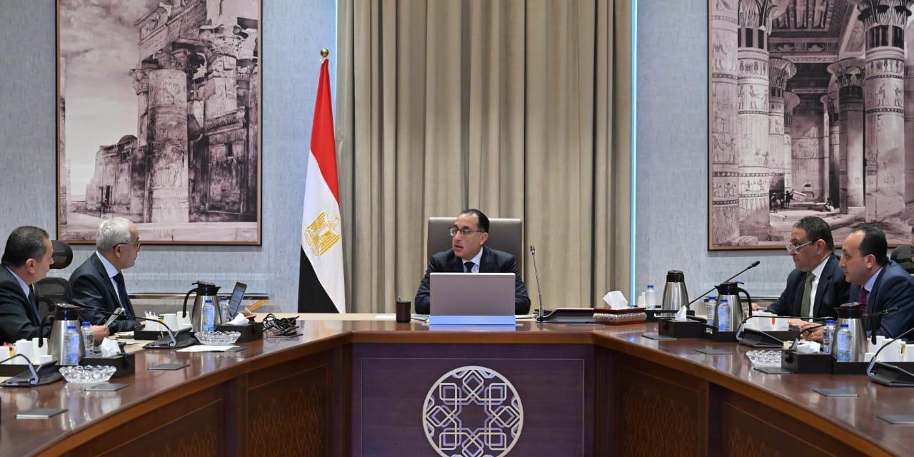 رئيس الوزراء خلال لقائه وزير التربية والتعليم