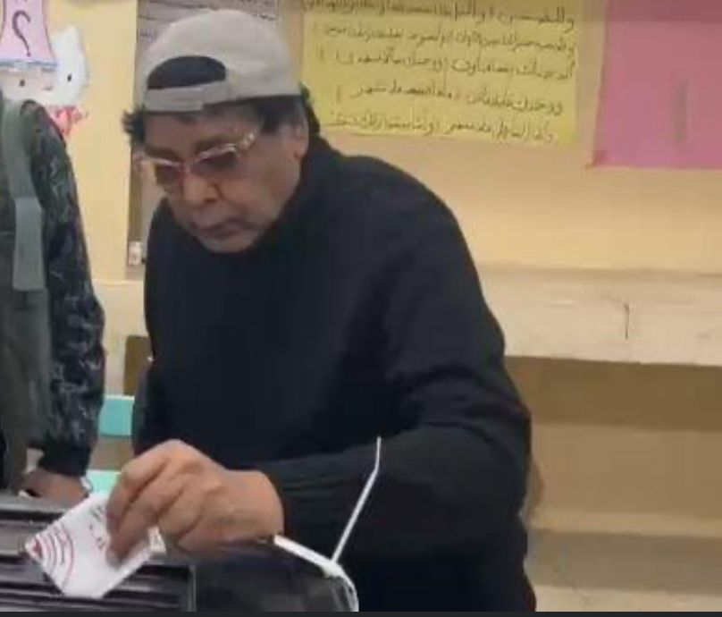 محمد منير يدلي بصوته في انتخابات الرئاسة