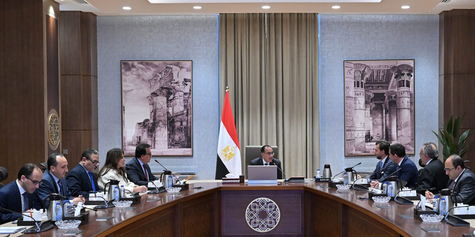 رئيس الوزراء خلال الاجتماع