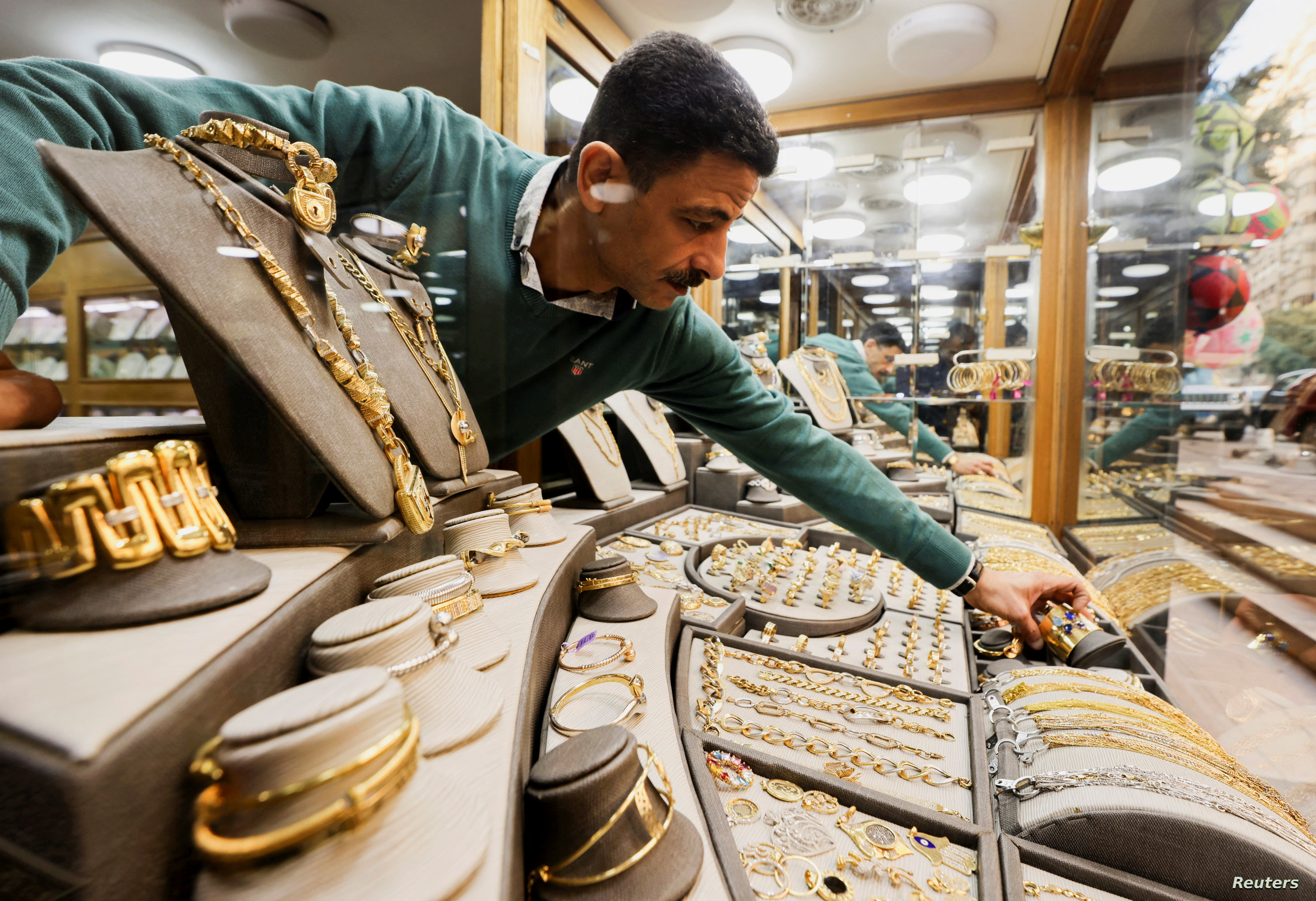 Gold prices decline at midday