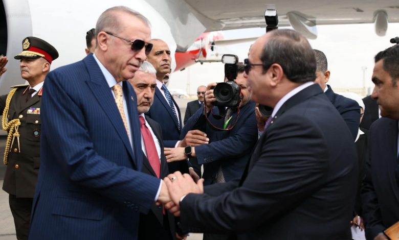 الرئيس السيسي يستقبل الرئيس أردوغان لدى وصوله مطار القاهرة