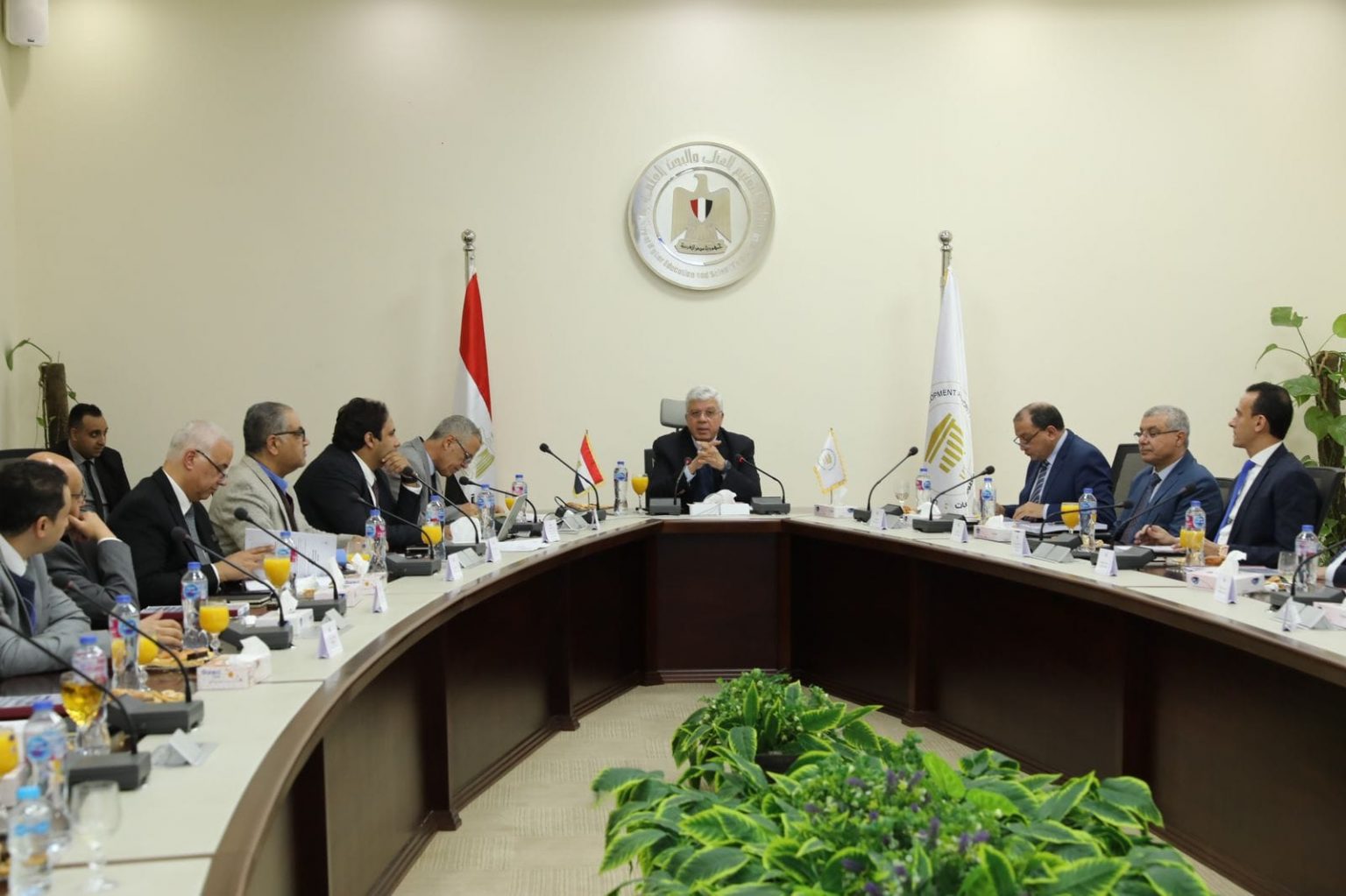 وزير التعليم العالي خلال الاجتماع