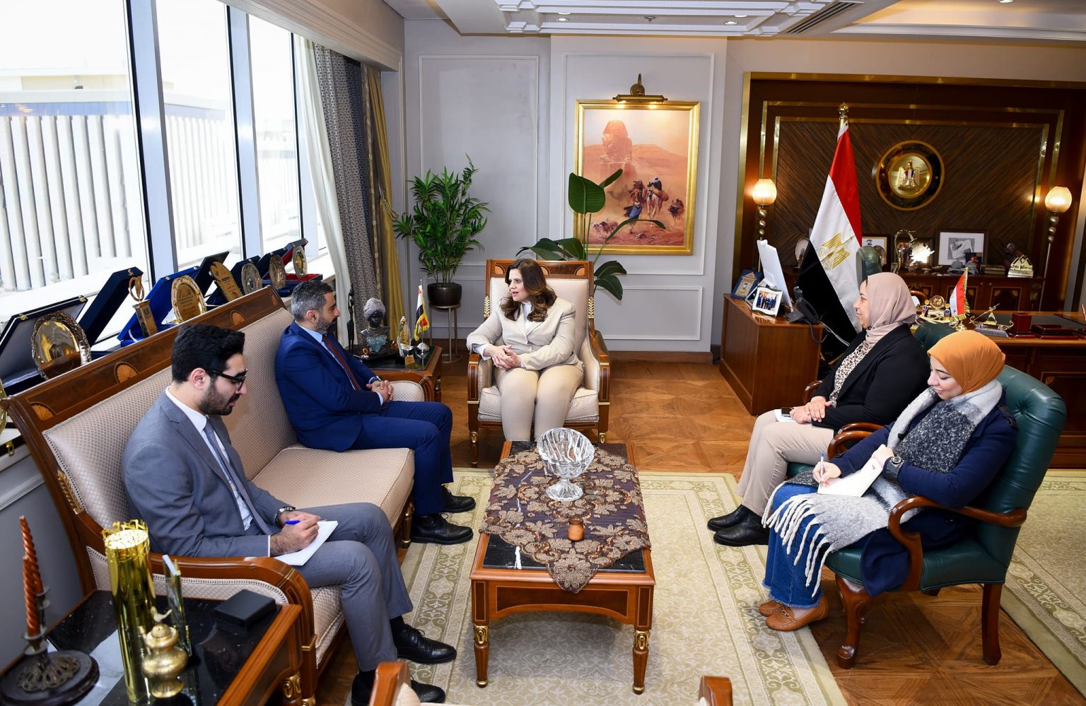 وزيرة الهجرة خلال الاجتماع