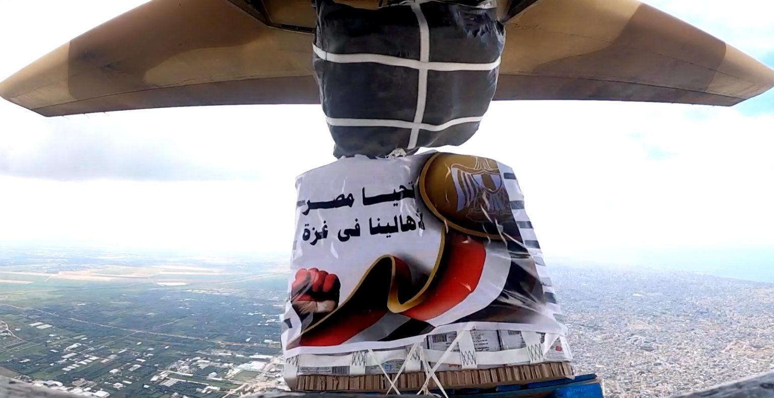 جانب من أعمال الإسقاط الجوي للمساعدات الإنسانية بشمال قطاع عزة