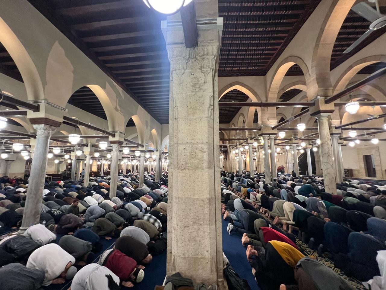 آلاف المصلين بالجامع الأزهر الشريف يؤدُّون صلاة العشاء والتراويح في ثاني ليالي شهر رمضان المبارك
