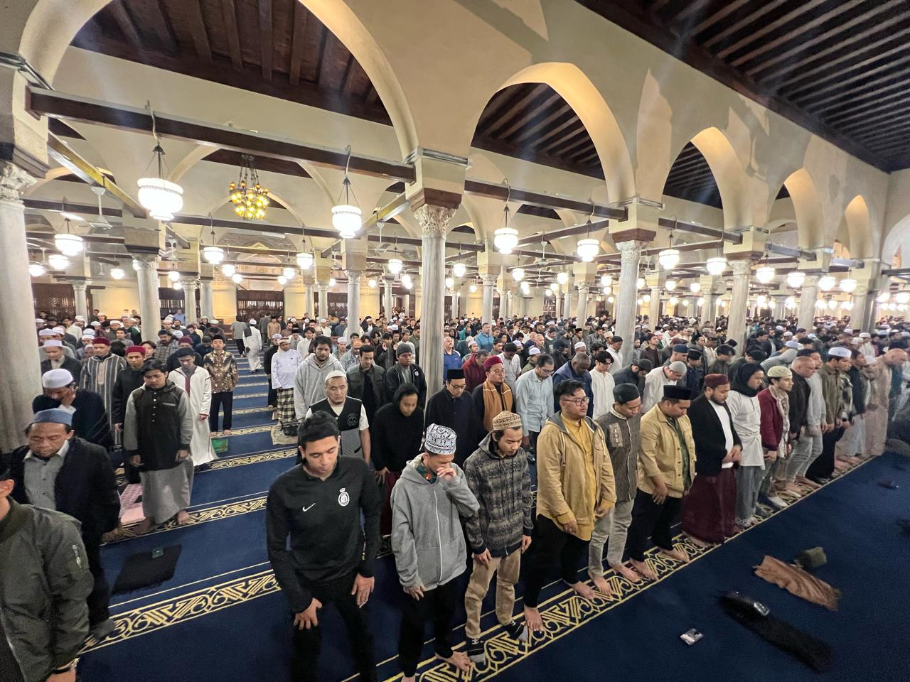آلاف المصلين بالجامع الأزهر الشريف يؤدُّون صلاة العشاء والتراويح في ثاني ليالي شهر رمضان المبارك